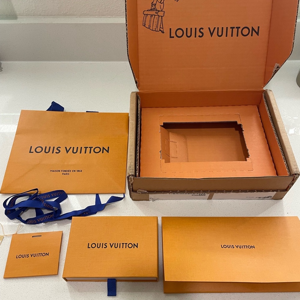 Louis Vuitton Gold LV Necklace with Heart Pendant - Picture 6 of 12